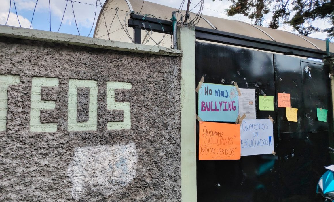 Cierran padres primaria en Metepec; protestan por casos de bullying