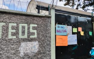 Cierran padres primaria en Metepec; protestan por casos de bullying
