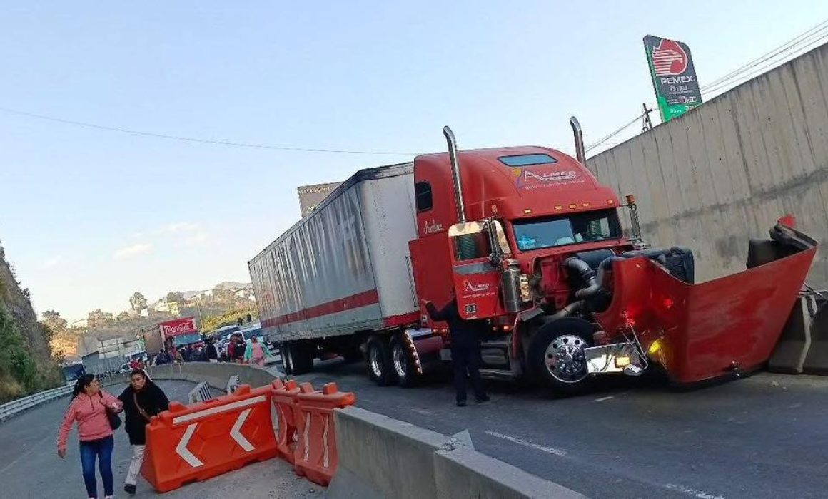 Colapsa la Toluca-Naucalpan por choque de tráiler; circulación detenida