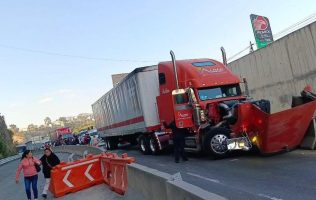 Colapsa la Toluca-Naucalpan por choque de tráiler; circulación detenida