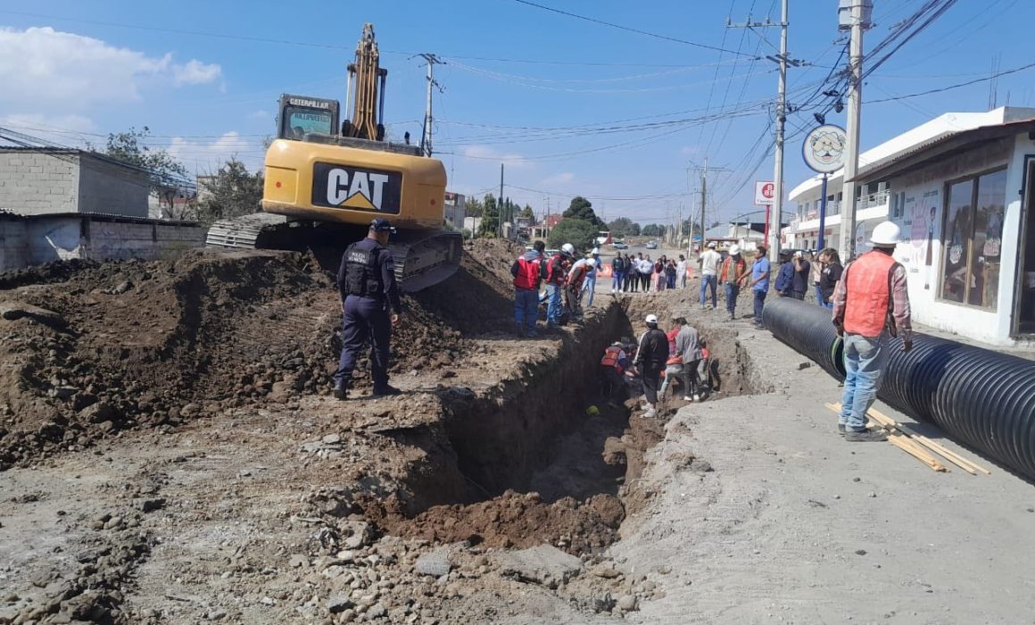 Colapsa obra vial en Almoloya de Juárez; un empleado resultó lesionado