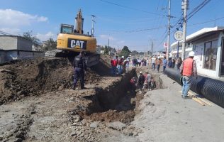 Colapsa obra vial en Almoloya de Juárez; un empleado resultó lesionado