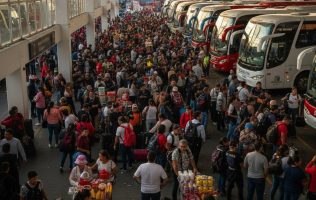 Colapsan centrales camioneras en Edomex por alza de viajes de fin de año