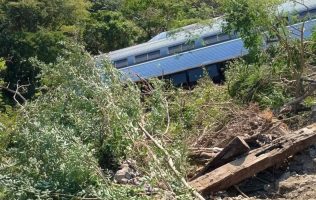 Confirma Salomón Jara 15 lesionados por descarrilamiento de tren