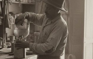 Cuando la gasolina se vendía en botellas y México no tenía gasolineras