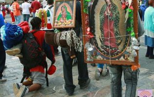 Cumplen sus mandas peregrinos rumbo al Tepeyac con cansancio y devoción