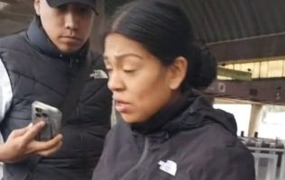 Denuncian robo y engaño de falsos policías en Metro La Paz