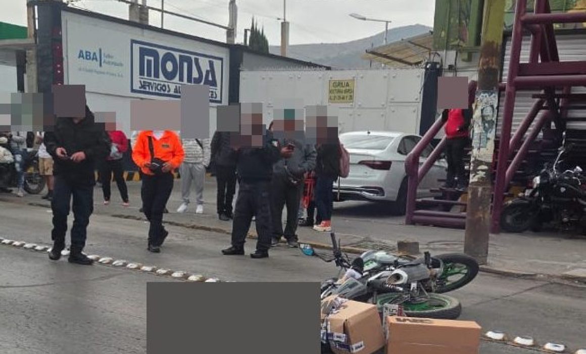 Derrapa de su motocicleta en Ecatepec y lo atropellan