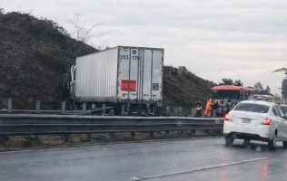 Derrapa tráiler y se incrusta en tierra: paraliza la Méx-Qro en Coyotepec