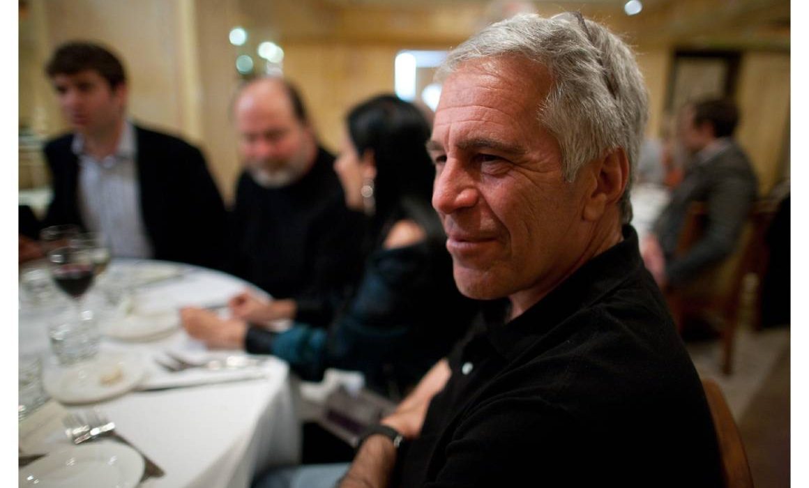 Difunden mural sexual hallado en mansión de Epstein en NY