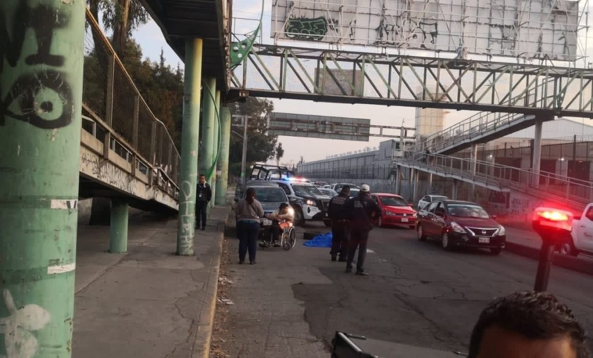 Embiste tractocamión a conductor en Ecatepec: cambiaba llanta de su auto