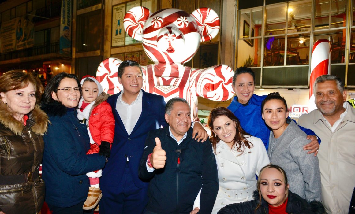 Enciende Ricardo Moreno árbol navideño de 28 metros en centro de Toluca