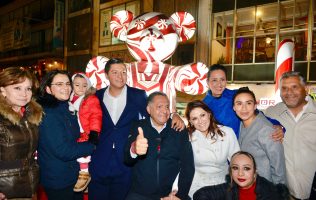 Enciende Ricardo Moreno árbol navideño de 28 metros en centro de Toluca