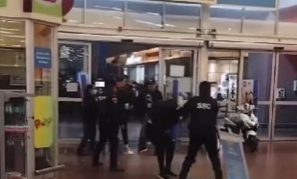 Enfrentan policías a presuntos farderos en Walmart de Tecámac