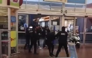 Enfrentan policías a presuntos farderos en Walmart de Tecámac