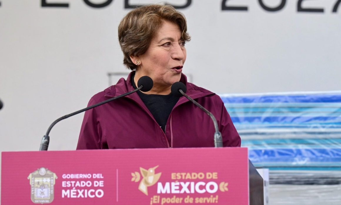 Entrega Delfina Gómez enseres a familias afectadas por lluvias en La Paz