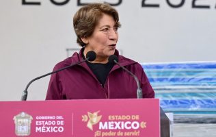 Entrega Delfina Gómez enseres a familias afectadas por lluvias en La Paz