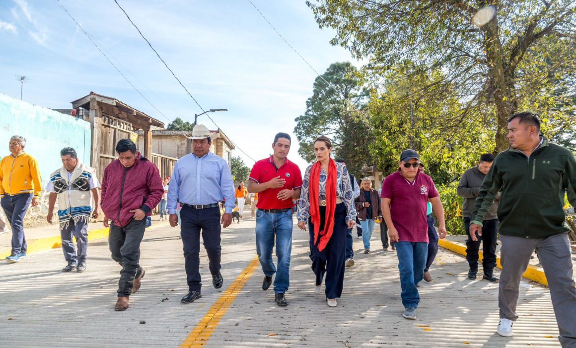 Entrega Erika Olea obra de pavimentación y luminarias en Chiquixquiac II