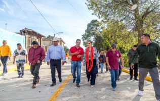 Entrega Erika Olea obra de pavimentación y luminarias en Chiquixquiac II