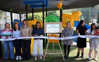 Entrega Romina Contreras parque infantil en Lomas de la Herradura