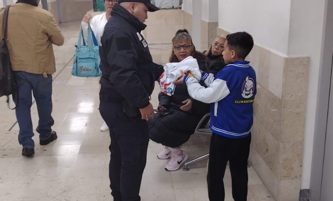 Entrega SSEM cobijas a familias que pasan Año Nuevo en hospitales