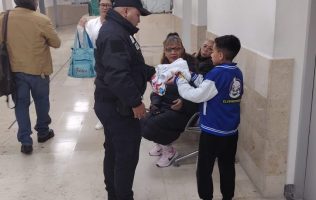Entrega SSEM cobijas a familias que pasan Año Nuevo en hospitales