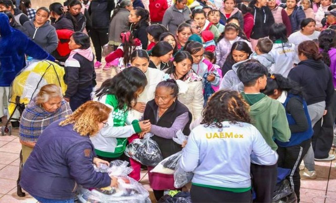 Entrega UAEMex 10 mil apoyos invernales a familias de Amecameca