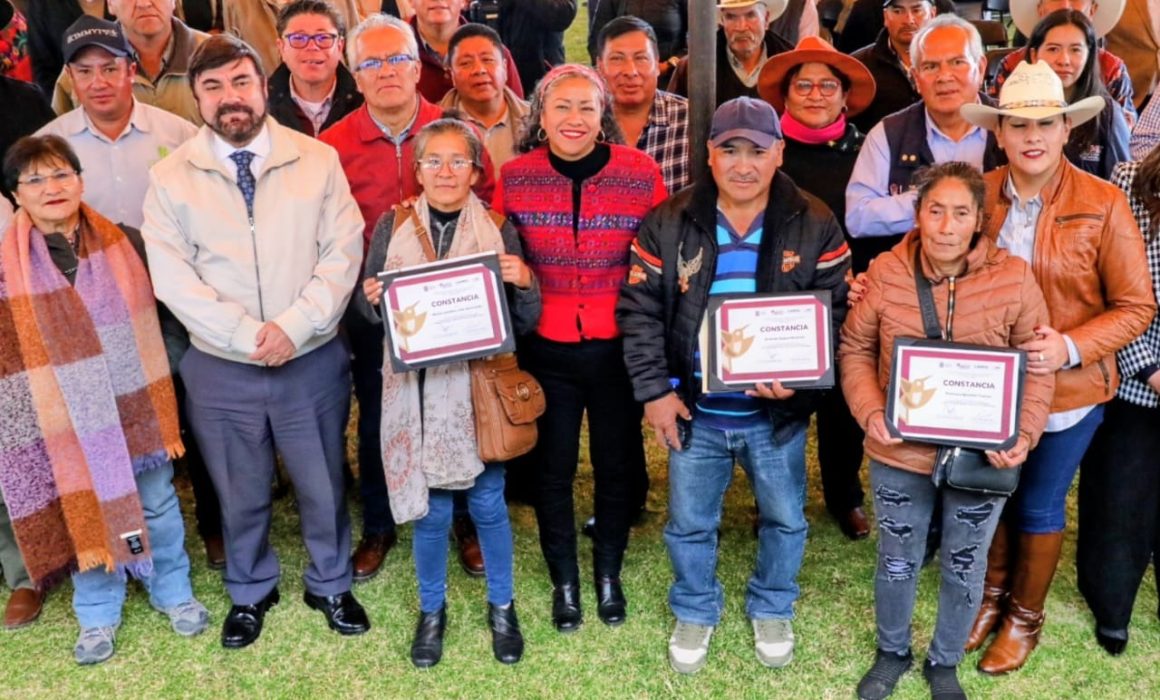Entrega GEM premios a productores de maíz y amaranto