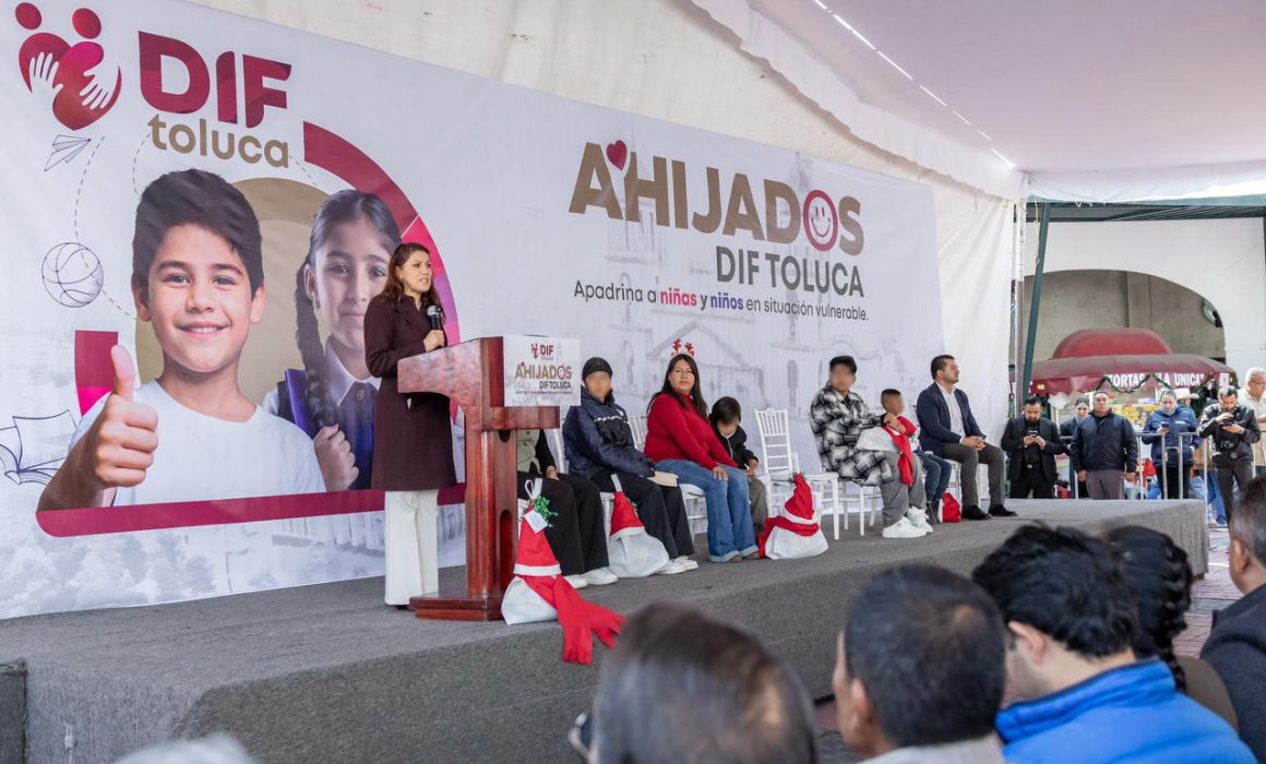 Entregan padrinos DIF Toluca regalos navideños a sus ahijados