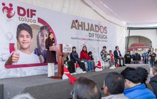 Entregan padrinos DIF Toluca regalos navideños a sus ahijados