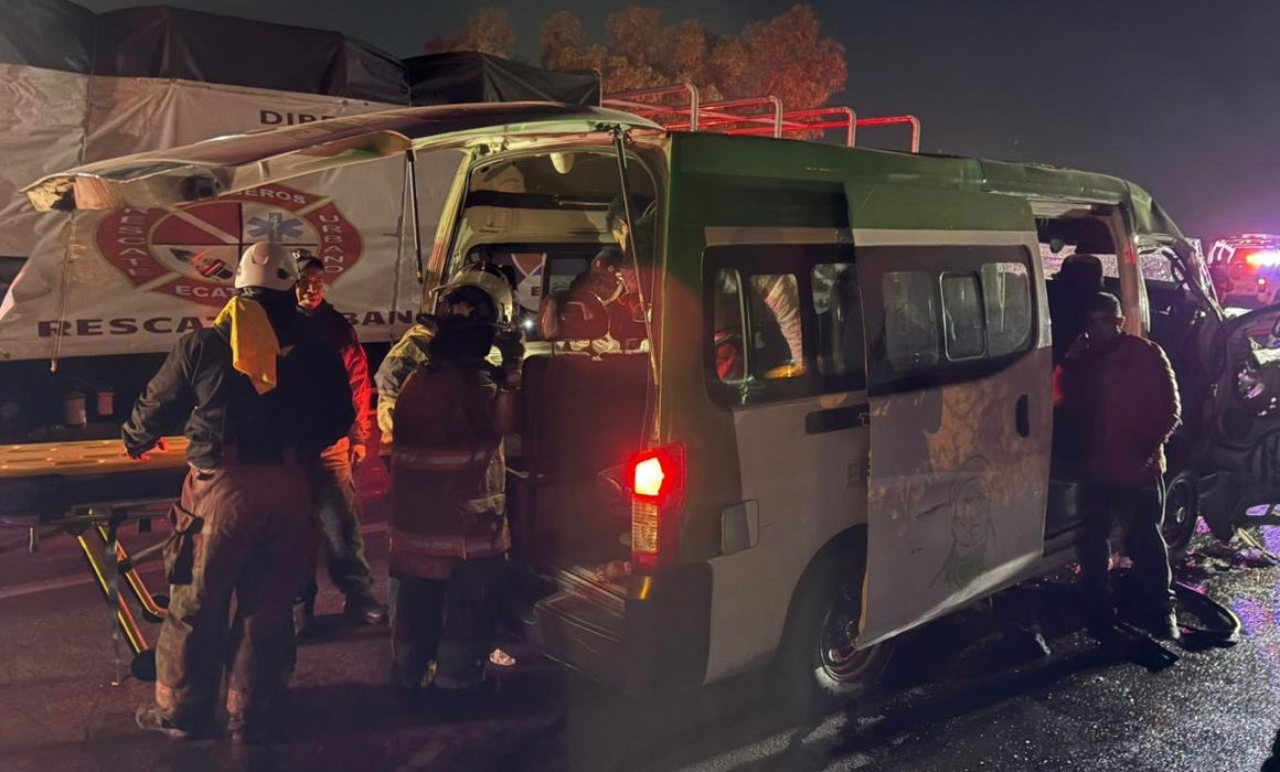 Evitan tragedia en Acolman; ponen a salvo a pasajeros tras fuerte choque