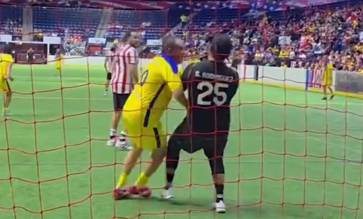 Golpea Cuauhtémoc Blanco a portero durante partido de América y Chivas