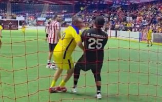 Golpea Cuauhtémoc Blanco a portero durante partido de América y Chivas