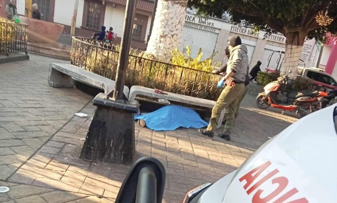 Hallan a persona sin vida en pleno centro de Chiconcuac; indagan causas