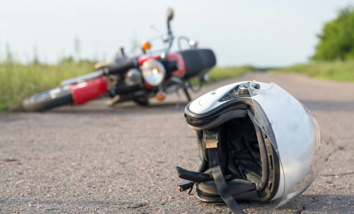Iban sin casco en motocicleta y mueren en Tultitlán; cierran la vialidad
