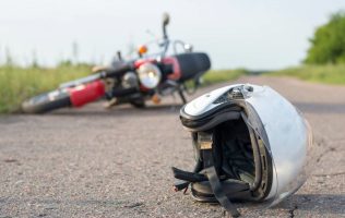 Iban sin casco en motocicleta y mueren en Tultitlán; cierran la vialidad
