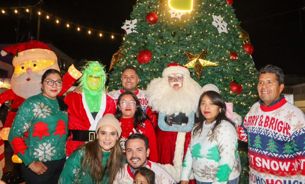 Ilumina Erika Olea el centro de Tianguistenco con árbol navideño