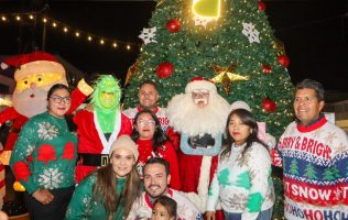Ilumina Erika Olea el centro de Tianguistenco con árbol navideño