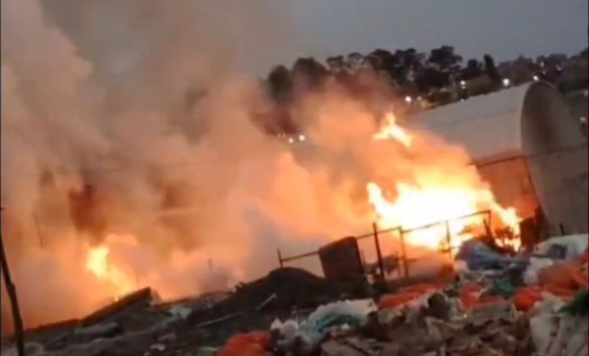Incendio en bodega de desechos en Tultitlán