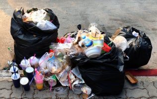 Promueven fiestas sostenibles para reducir residuos en celebraciones