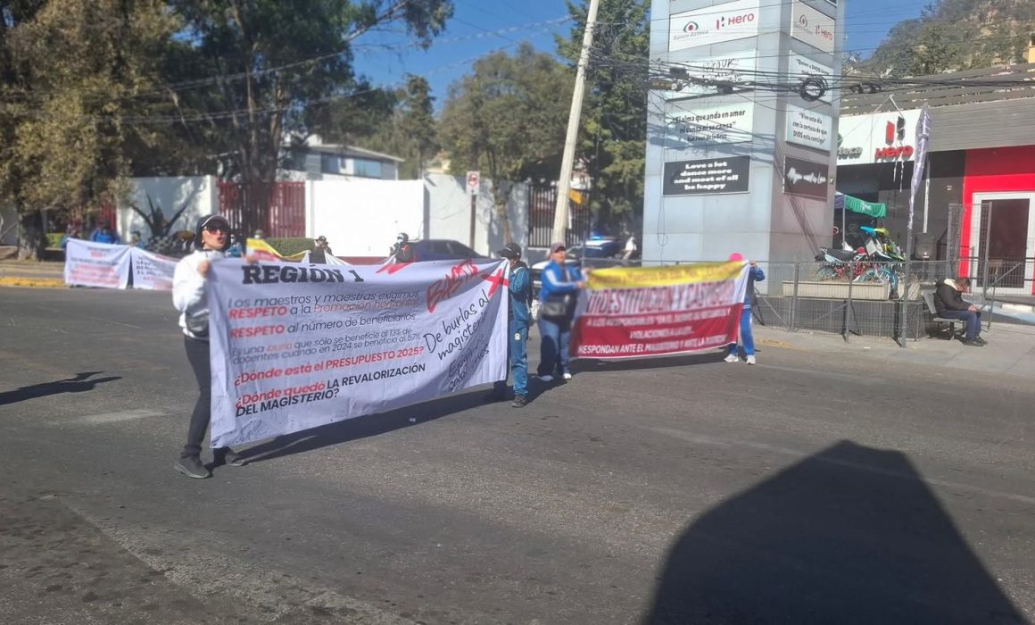 Protestan maestros del SMSEM en Toluca por irregularidades en plazas