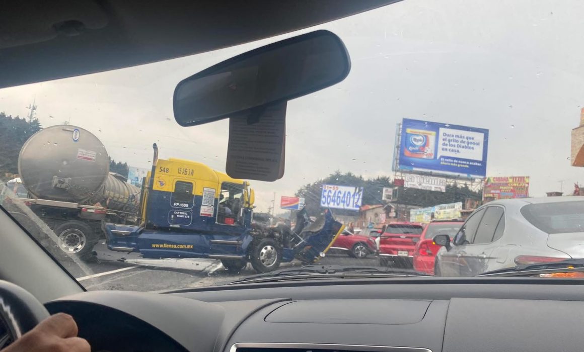 Provoca caos vial accidente de pipa en la México-Toluca en La Marquesa