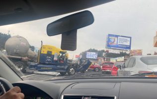 Provoca caos vial accidente de pipa en la México-Toluca en La Marquesa