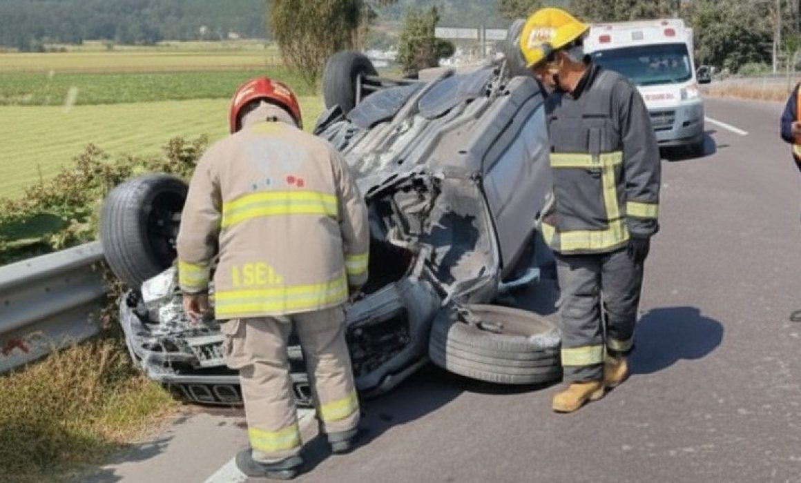 Provoca doble choque volcadura en el Puente de Santo Tomás, Tlalmanalco