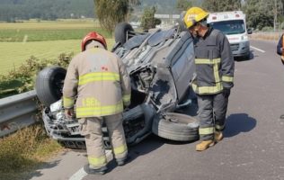 Provoca doble choque volcadura en el Puente de Santo Tomás, Tlalmanalco