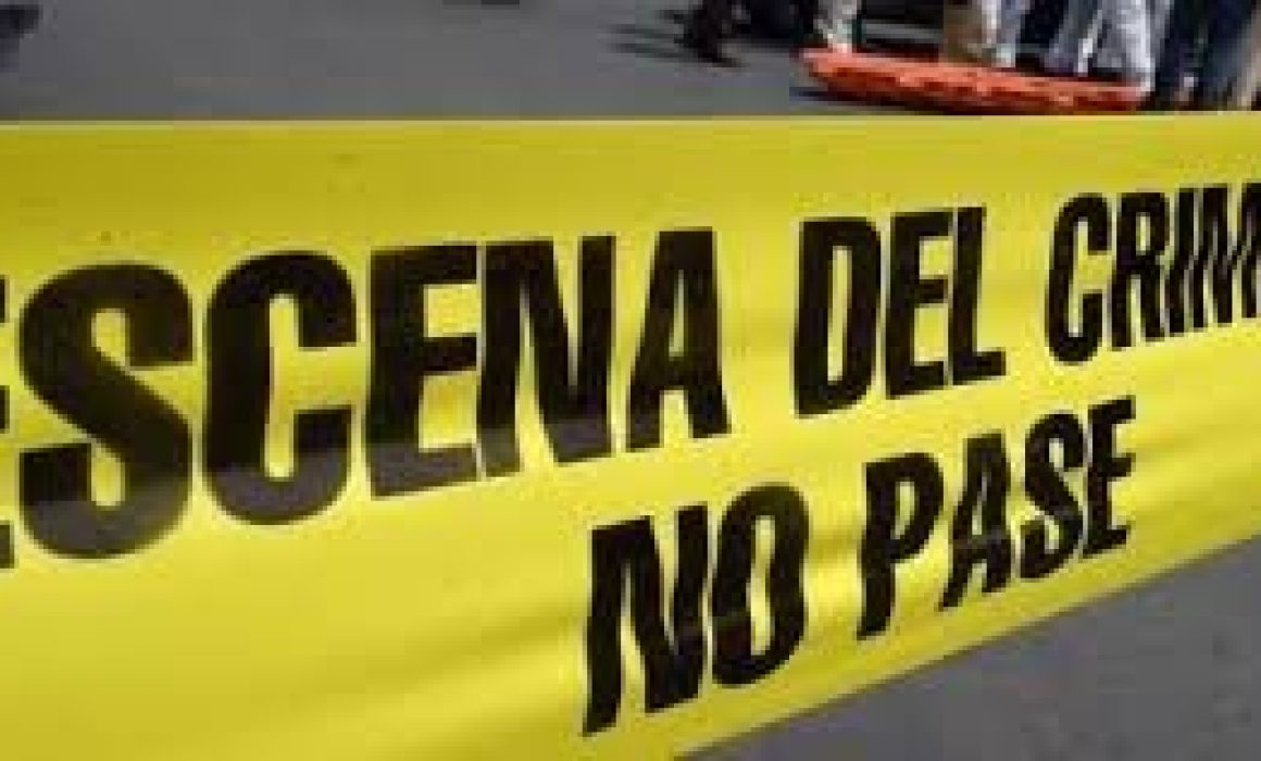 Caos en Circuito Exterior Mexiquense por tráiler volcado