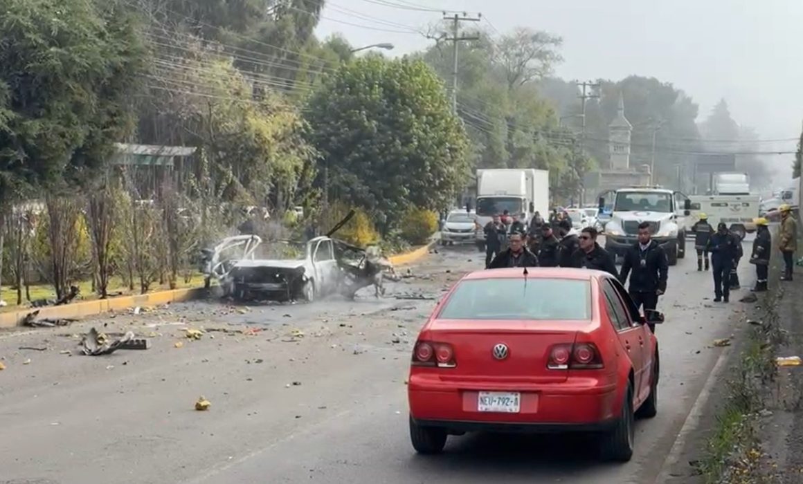Queda en cenizas auto tras explosión por pirotecnia en la México-Toluca