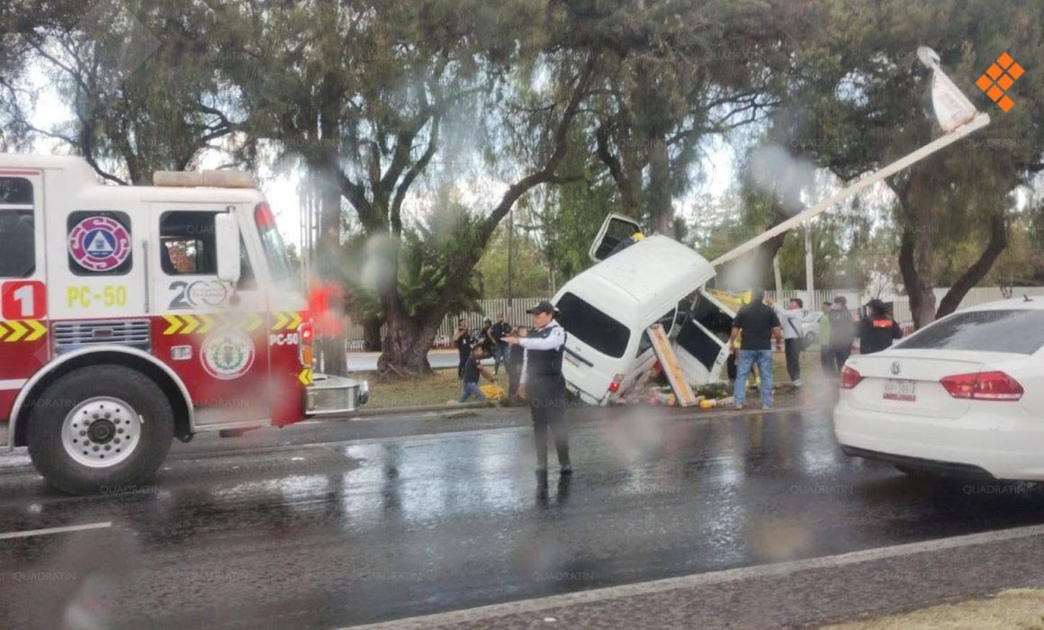 Quedan jugos regados tras choque de camioneta contra árbol en Tecámac