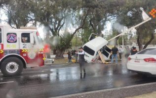 Quedan jugos regados tras choque de camioneta contra árbol en Tecámac