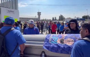 Reclaman con ataúd muerte de interno en penal de Nezahualcóyotl